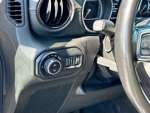Used 2021 Jeep Gladiator Overland AWD/4WD image 11