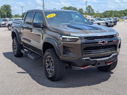 Used 2024 Chevrolet Colorado ZR2 w/ ZR2 Convenience Package III AWD/4WD image 3