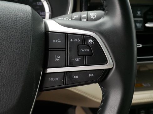 Used 2024 Toyota Highlander XLE AWD/4WD image 26