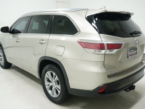 Used 2014 Toyota Highlander XLE FWD image 6