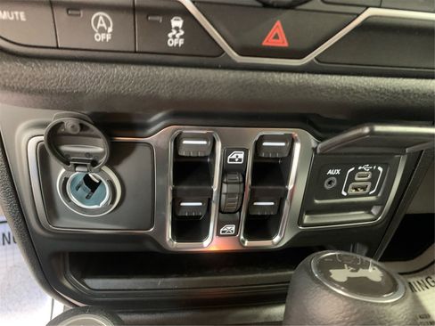 Used 2025 Jeep Wrangler Sport S image 32