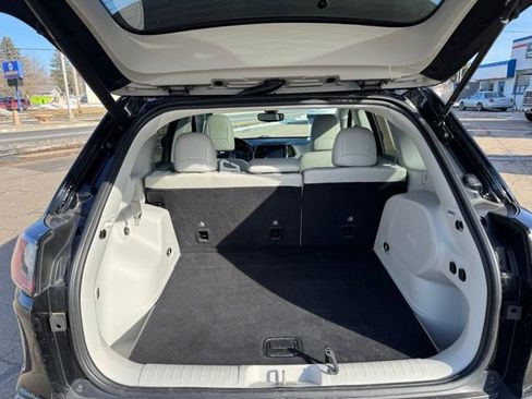 Used 2019 Jeep Cherokee Limited image 24