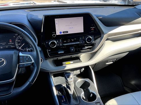 Used 2023 Toyota Highlander XLE image 19
