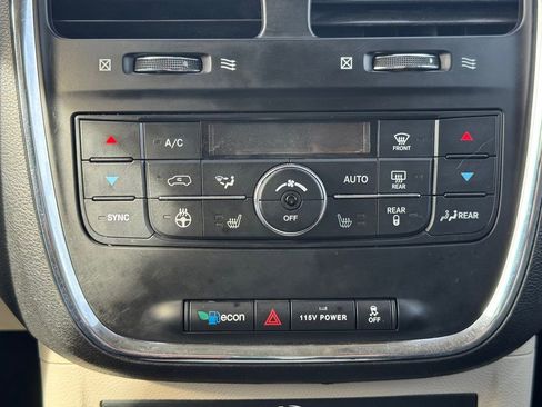 Used 2014 Chrysler Town & Country Touring-L w/ Driver Convenience Group image 22