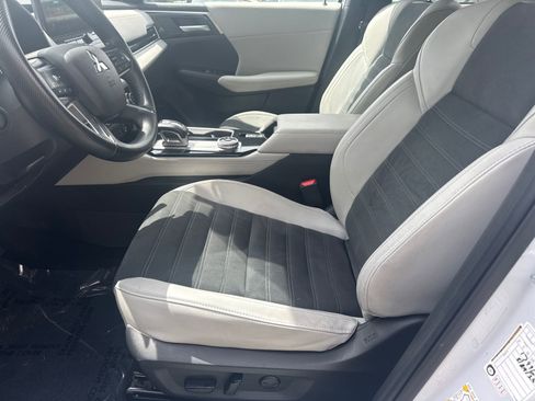 Used 2025 Mitsubishi Outlander SE FWD image 9
