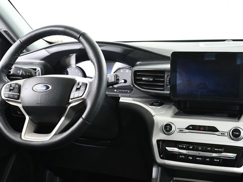 Used 2023 Ford Explorer XLT w/ Equipment Group 202A image 8