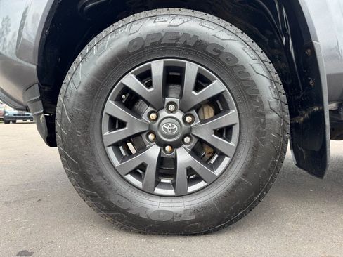 Used 2020 Toyota Tacoma SR5 AWD/4WD image 13