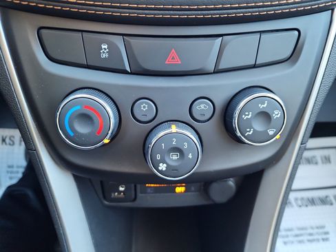 Used 2020 Chevrolet Trax LT w/ LT Convenience Package image 15