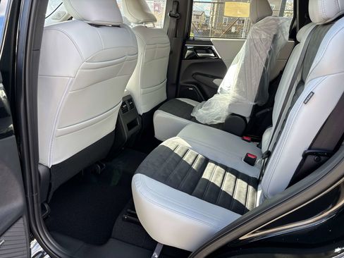 New 2025 Mitsubishi Outlander SE image 5