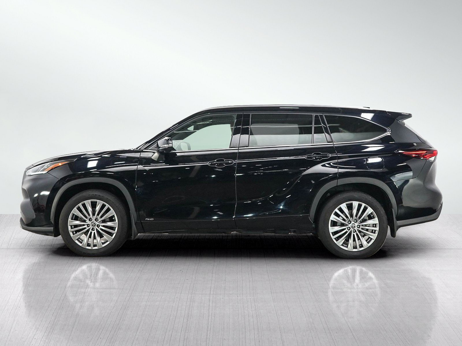 Used 2024 Toyota Highlander Platinum AWD/4WD image 2
