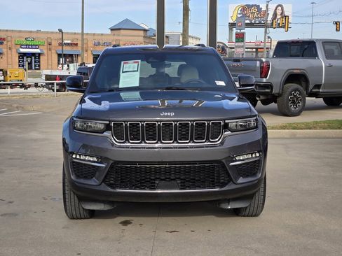 Used 2025 Jeep Grand Cherokee Limited image 3