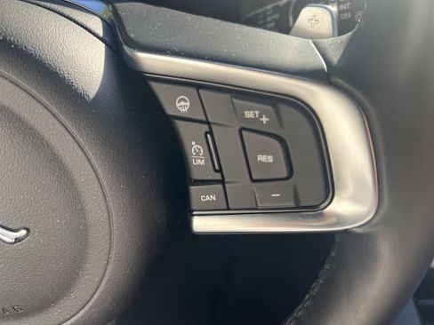 Used 2018 Jaguar F-PACE R-Sport image 11