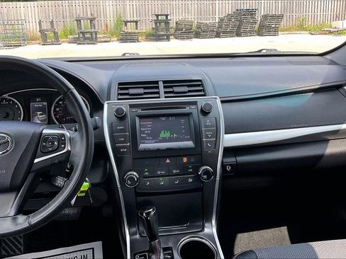 Used 2017 Toyota Camry SE w/ Moonroof Package FWD image 6
