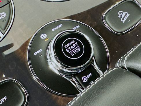 Used 2022 Bentley Bentayga AWD/4WD image 16