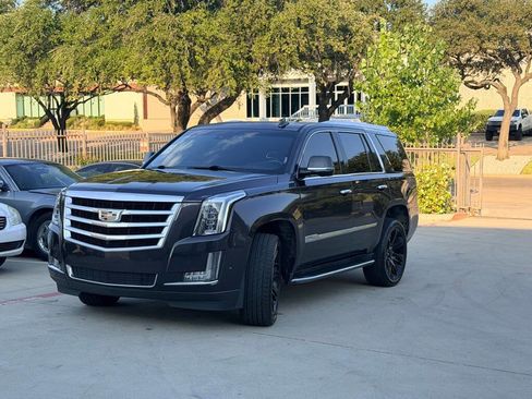 Used 2017 Cadillac Escalade Luxury image 2
