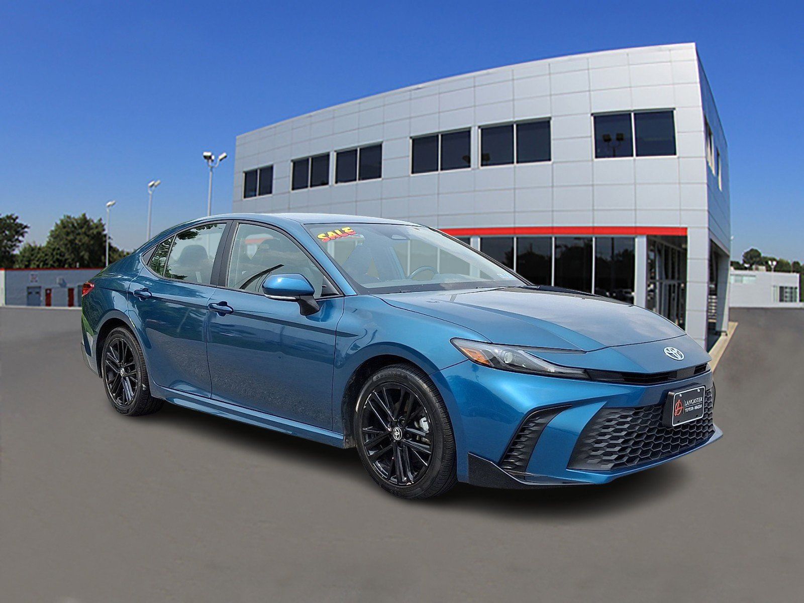 Used 2025 Toyota Camry SE FWD image 1