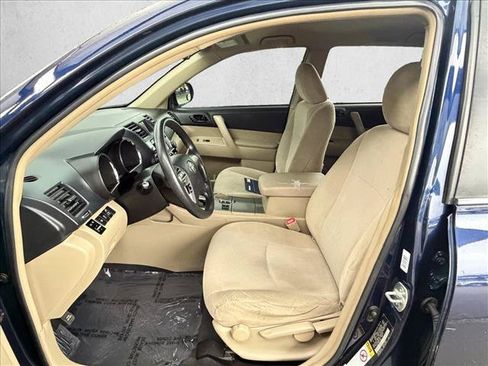 Used 2013 Toyota Highlander FWD w/ Cold Weather Pkg image 11