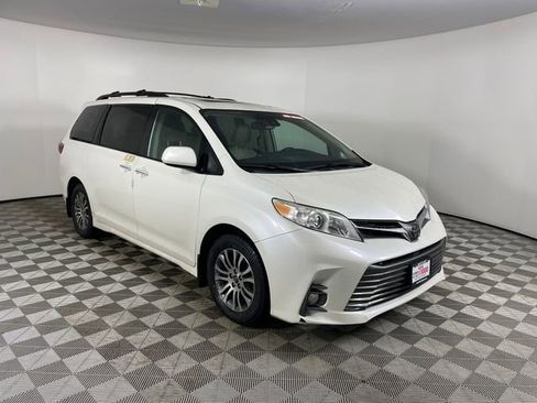 Used 2020 Toyota Sienna XLE w/ XLE Navigation Package image 21