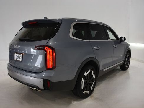 Used 2025 Kia Telluride S FWD image 4