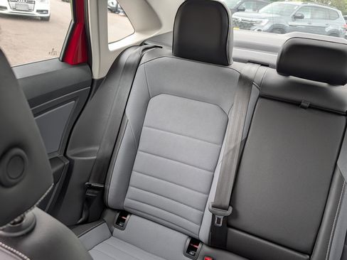 Used 2025 Volkswagen Jetta SE FWD image 12