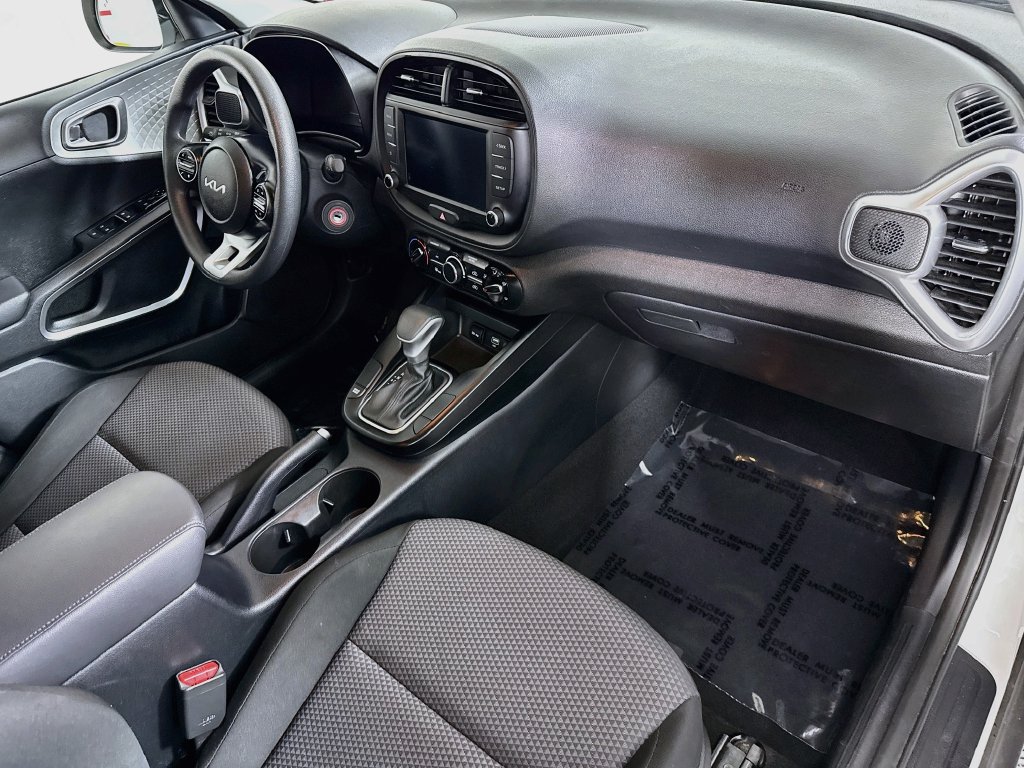 Used 2024 Kia Soul LX w/ LX Technology Package FWD image 30