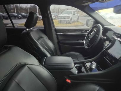 Used 2024 Jeep Grand Cherokee Limited w/ Black Appearance Package