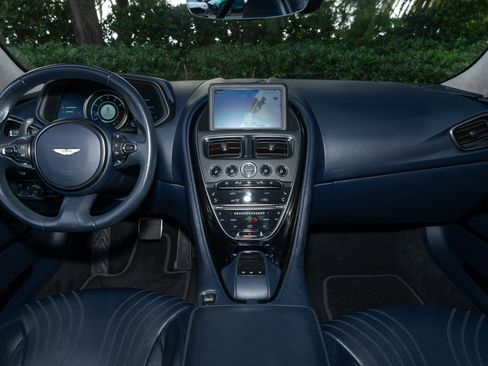 Used 2020 Aston Martin DB11 Coupe image 19