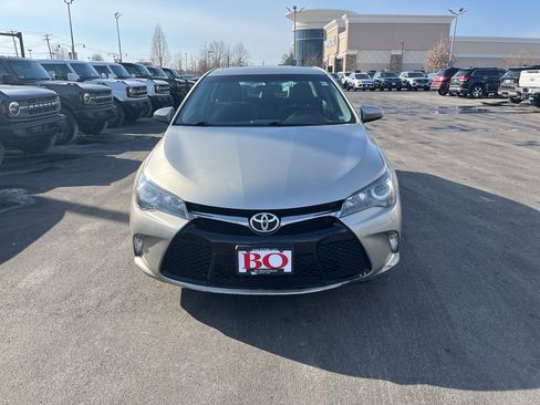 Used 2016 Toyota Camry SE image 2