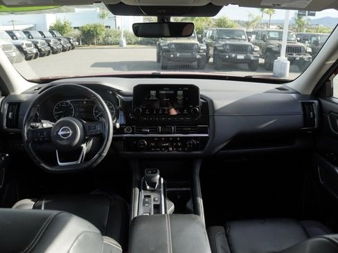 Used 2024 Nissan Pathfinder SL w/ Black Appearance Package image 23