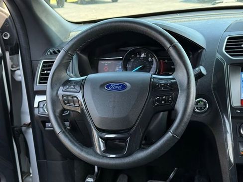 Used 2018 Ford Explorer XLT w/ XLT Appearance Package AWD/4WD image 8