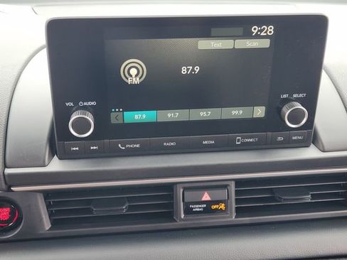 Used 2025 Honda Pilot Sport image 5