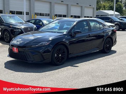Used 2025 Toyota Camry SE FWD image 1