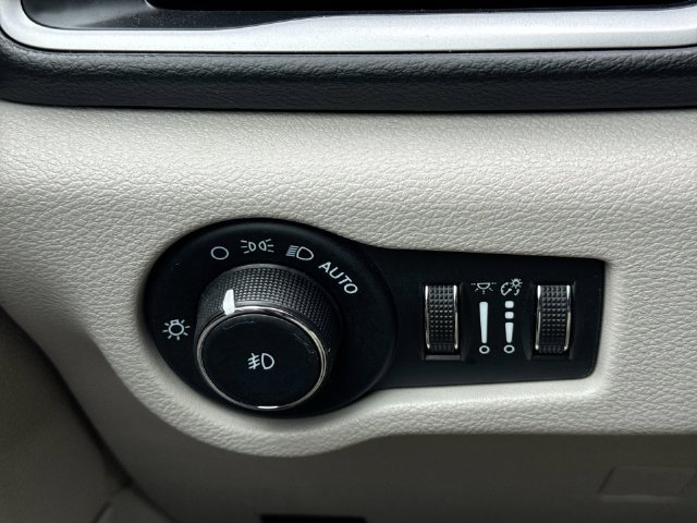 Used 2022 Chrysler Pacifica Touring-L w/ Uconnect Theater Family Group FWD image 18