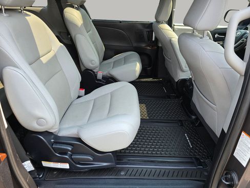 Used 2020 Toyota Sienna XLE Premium AWD/4WD image 32