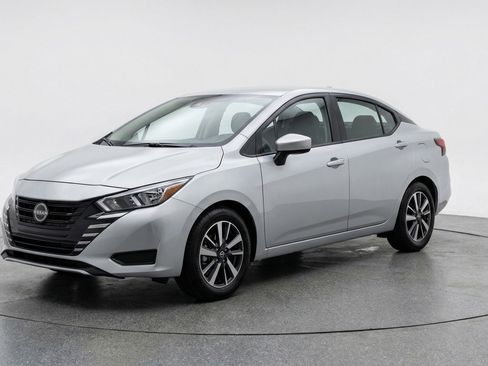Used 2025 Nissan Versa SV image 3