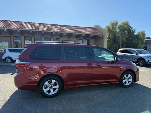 Used 2018 Toyota Sienna LE image 11