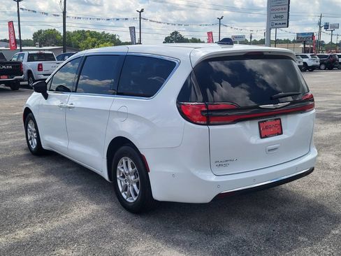 Used 2025 Chrysler Pacifica Select FWD image 6