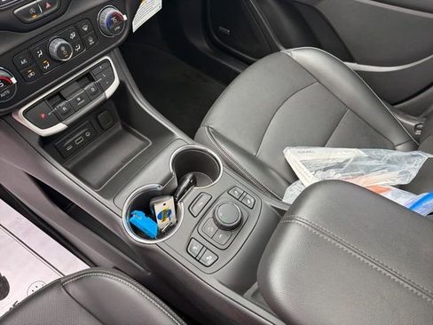 Used 2023 GMC Terrain SLT w/ Infotainment Package II image 31