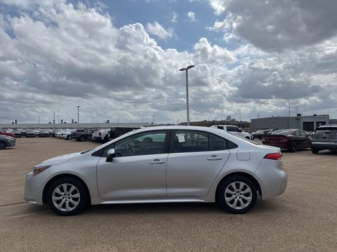 Used 2022 Toyota Corolla LE image 11