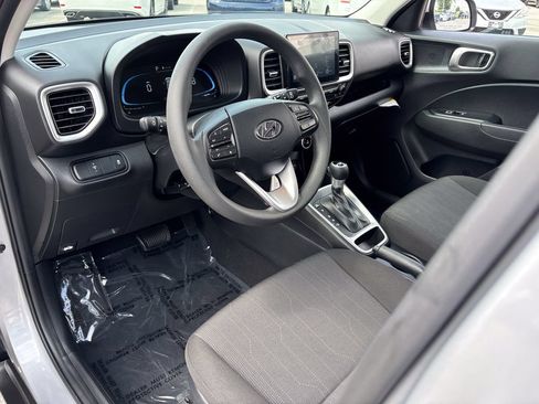 Used 2025 Hyundai Venue SE FWD image 14