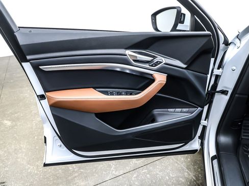 Used 2022 Audi e-tron Premium w/ Convenience Plus Package image 22