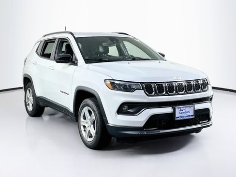 Used 2023 Jeep Compass Latitude w/ Convenience Group AWD/4WD image 3