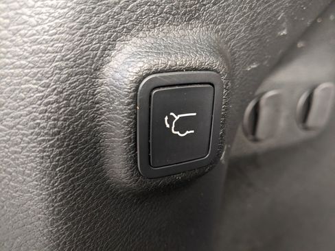 Used 2019 Jeep Cherokee Limited image 10