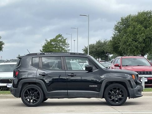 Used 2015 Jeep Renegade Latitude FWD image 3