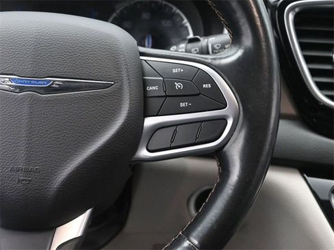 Used 2019 Chrysler Pacifica Touring-L image 29
