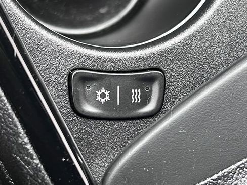 Used 2023 Chrysler 300 C RWD image 31