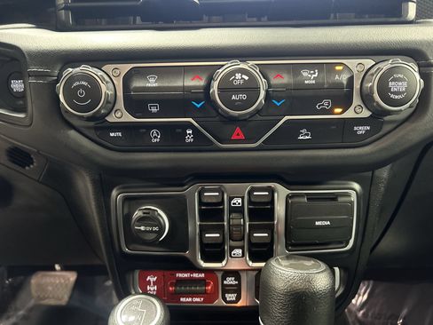 Used 2024 Jeep Wrangler Unlimited Rubicon AWD/4WD image 12