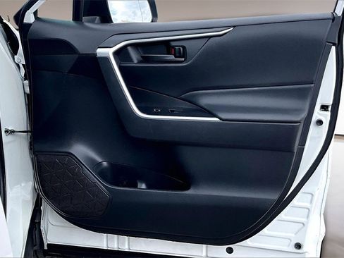 Used 2021 Toyota RAV4 LE image 18