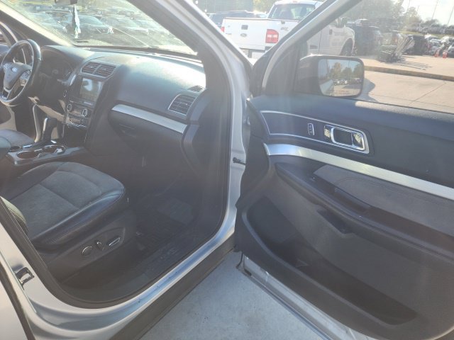 Used 2017 Ford Explorer XLT w/ Equipment Group 202A FWD image 40