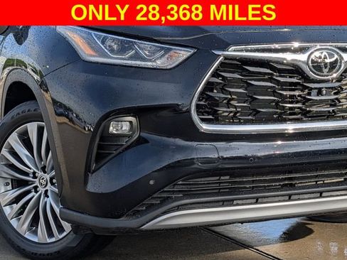 Used 2023 Toyota Highlander Platinum FWD image 3